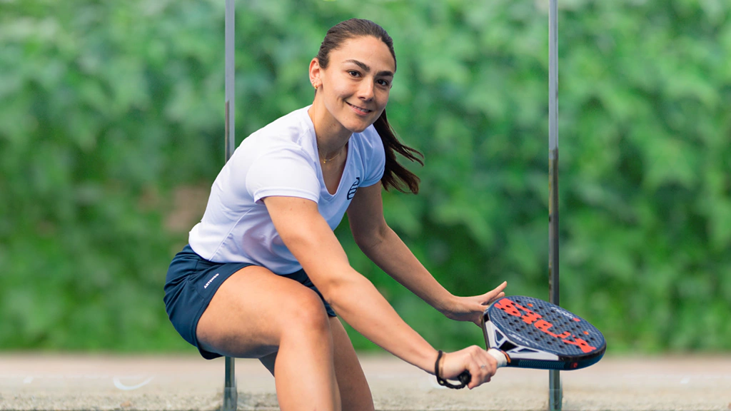 Noia jugant a pàdel